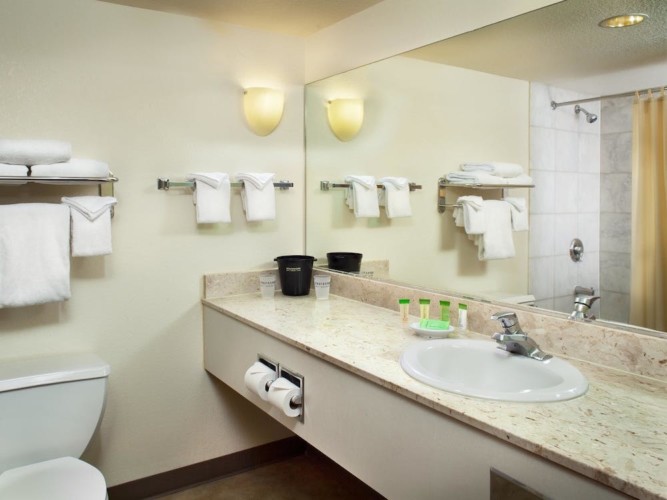 Bathroom | Suites at Stratosphere Hotel, Casino & Tower, BW Premier Collection