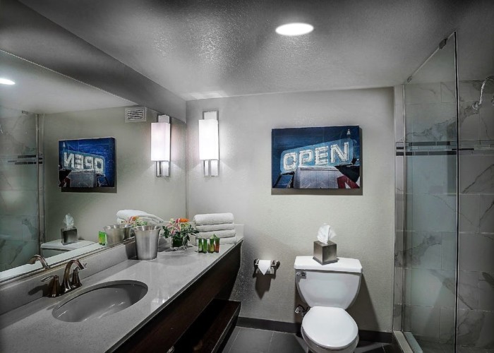 Bathroom | Suites at Stratosphere Hotel, Casino & Tower, BW Premier Collection