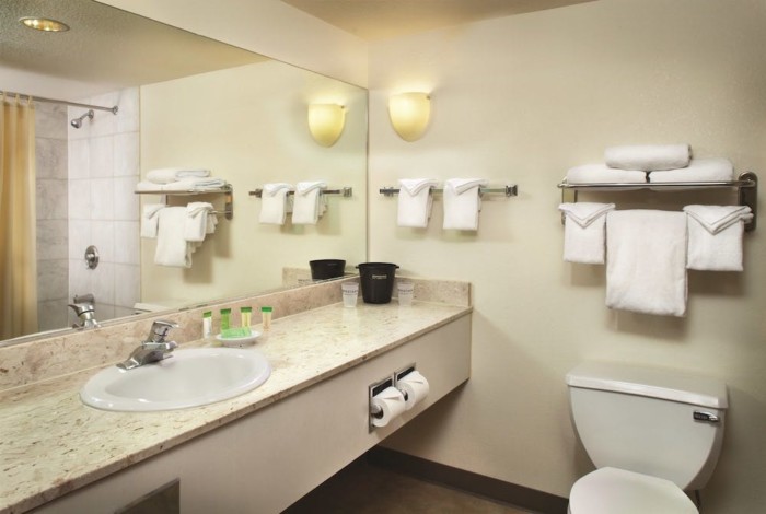 Bathroom | Suites at Stratosphere Hotel, Casino & Tower, BW Premier Collection