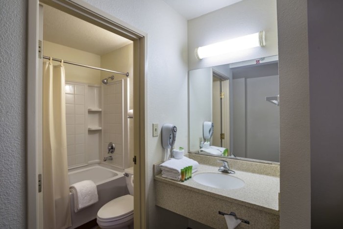 Bathroom | Suites at Stratosphere Hotel, Casino & Tower, BW Premier Collection