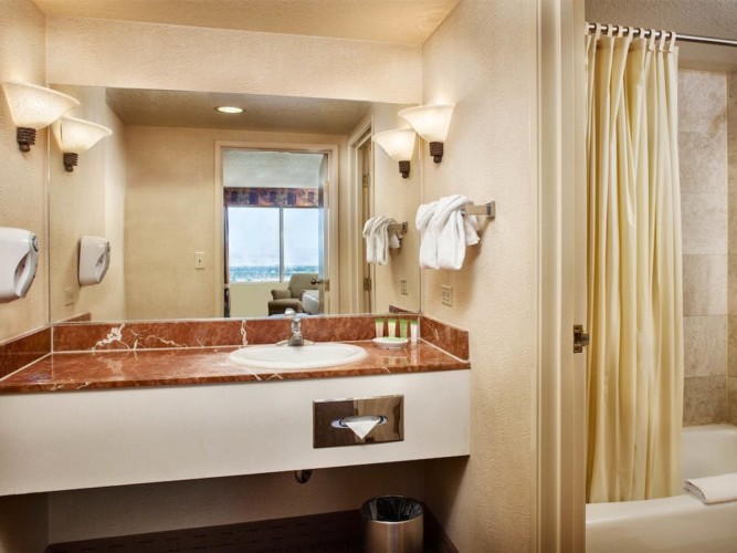 Bathroom | Suites at Stratosphere Hotel, Casino & Tower, BW Premier Collection