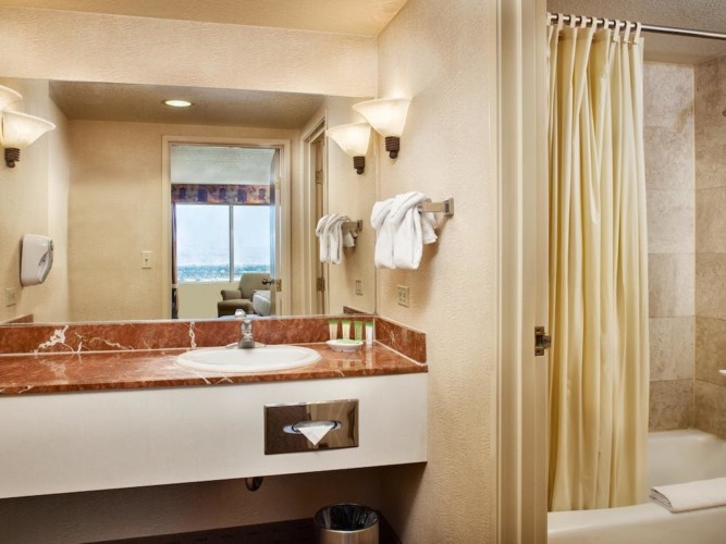 Guestroom | Suites at Stratosphere Hotel, Casino & Tower, BW Premier Collection