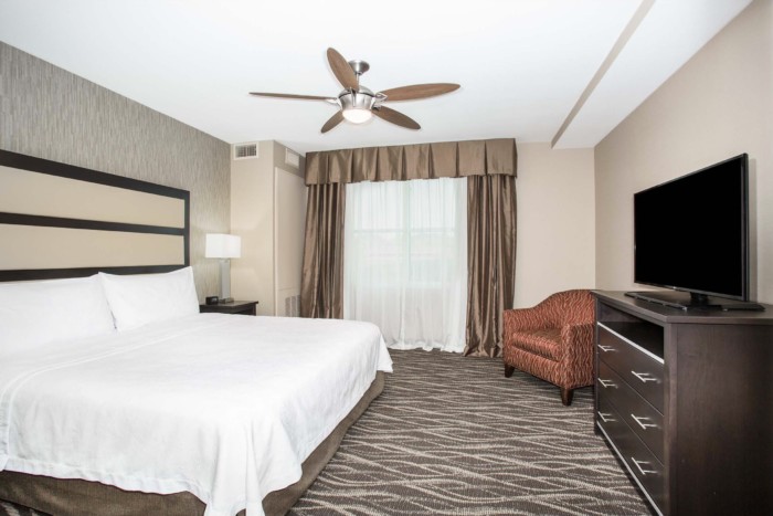 https://suiteness.imgix.net/destinations/henderson/homewood-suites-by-hilton-henderson-south-las-vegas/suites/1-king-2-queen-beds-2-bedroom-2-bath-penthouse-suite-non-smoking/king.png?w=96px&h=64px&crop=edges&auto=compress,format