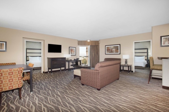 https://suiteness.imgix.net/destinations/henderson/homewood-suites-by-hilton-henderson-south-las-vegas/suites/2-king-beds-2-bedroom-2-bath-balcony-suite-no-smoking/living.png?w=96px&h=64px&crop=edges&auto=compress,format