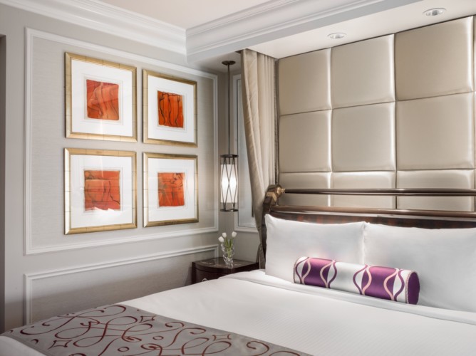 https://suiteness.imgix.net/destinations/las-vegas/the-venetian-resort-hotel-casino/suites/luxury-suite-luxury-suite/venetian-luxury-bed.jpg?w=96px&h=64px&crop=edges&auto=compress,format