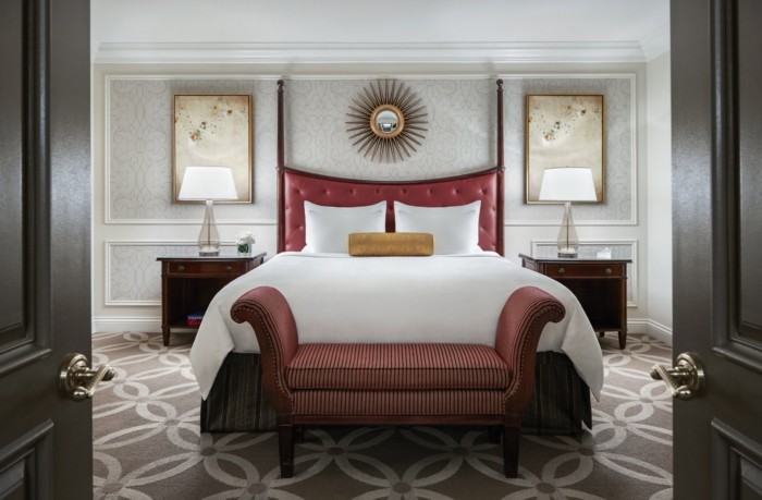 https://suiteness.imgix.net/destinations/las-vegas/the-venetian-resort-hotel-casino/suites/piazza-suite-luxury-suite/palazzo-bed.jpg?w=96px&h=64px&crop=edges&auto=compress,format