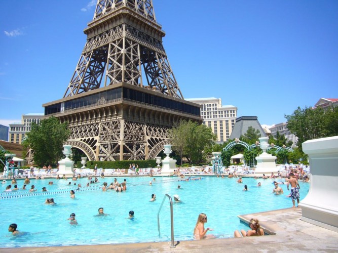 Pool à Paris Las Vegas, located right underneath the hotel's Eiffel To