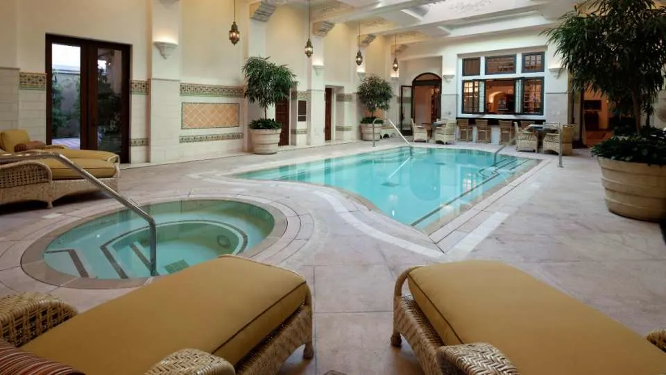 inside indoor pool paris hotel las vegas